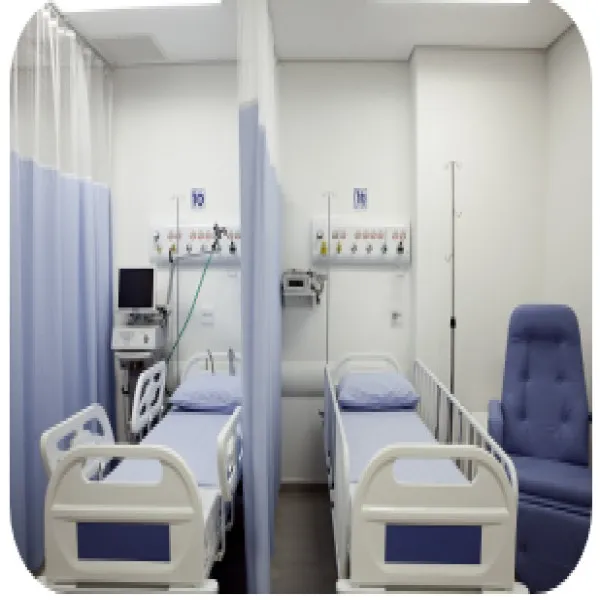 Biombo com cortina de tiras hospitalar